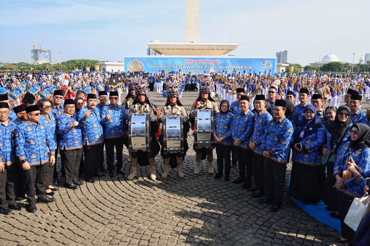 Upacara Peringatan Hari Ulang Tahun (HUT) ke-54 Korps Pegawai Republik Indonesia (KORPRI) di Jakarta, Senin (1/12/2025).