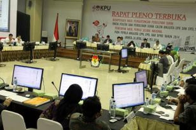 Komisi Pemilihan Umum (KPU) melakukan rapat pleno rekapitulasi hasil pemilu legislatif (pileg) di Kantor KPU, Jakarta Pusat, Senin (5/5/2014/2014). Penetapan hasil perolehan suara pileg terancam molor, hingga H-2 penetapan rekapitulasi, KPU baru menetapkan perolehan suara untuk 12 provinsi. Dalam peraturan KPU, rekapitulasi suara tingkat nasional dijadwalkan selesai 6 Mei dan penetapan hasil pemilu nasional pada 9 Mei.