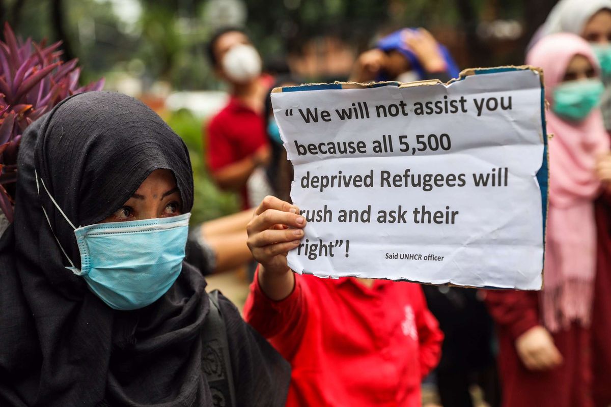 Pencari suaka dari negeri Afghanistan, Irak, Iran dan Pakistan berunjuk rasa di kantor United Nations High Commissioner For Refugees, UNHCR, di kawasan Kebon Sirih, Jakarta Pusat, Senin (13/7/2020). Mereka menuntut Badan Komisi Tinggi PBB untuk pengungsi United Nations High Commissioner for Refugees (UNHCR) bertanggung jawab terhadap nasib mereka yang sejak delapan tahun lalu tidak diberangkatkan ke negara ketiga.