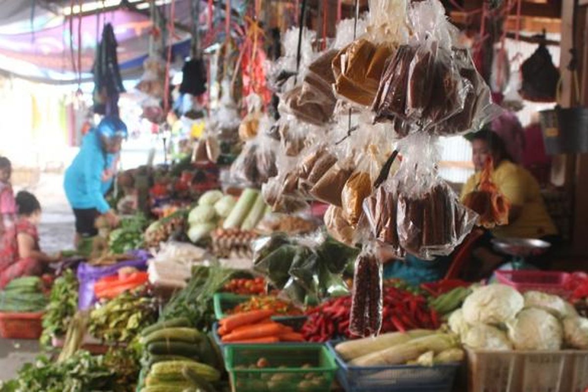 Pedagang sayur di Pasar Liem Hie Djung wialayah perbatasan Kabupaten  Nunukan. Sejak Pemerintah Malaysia membuka jalur perdagangan tradisional  pasokan kebutuhan pokok dan sayur mayur serta buah ke pasar tradisional Nunukan kembali  lancar. 