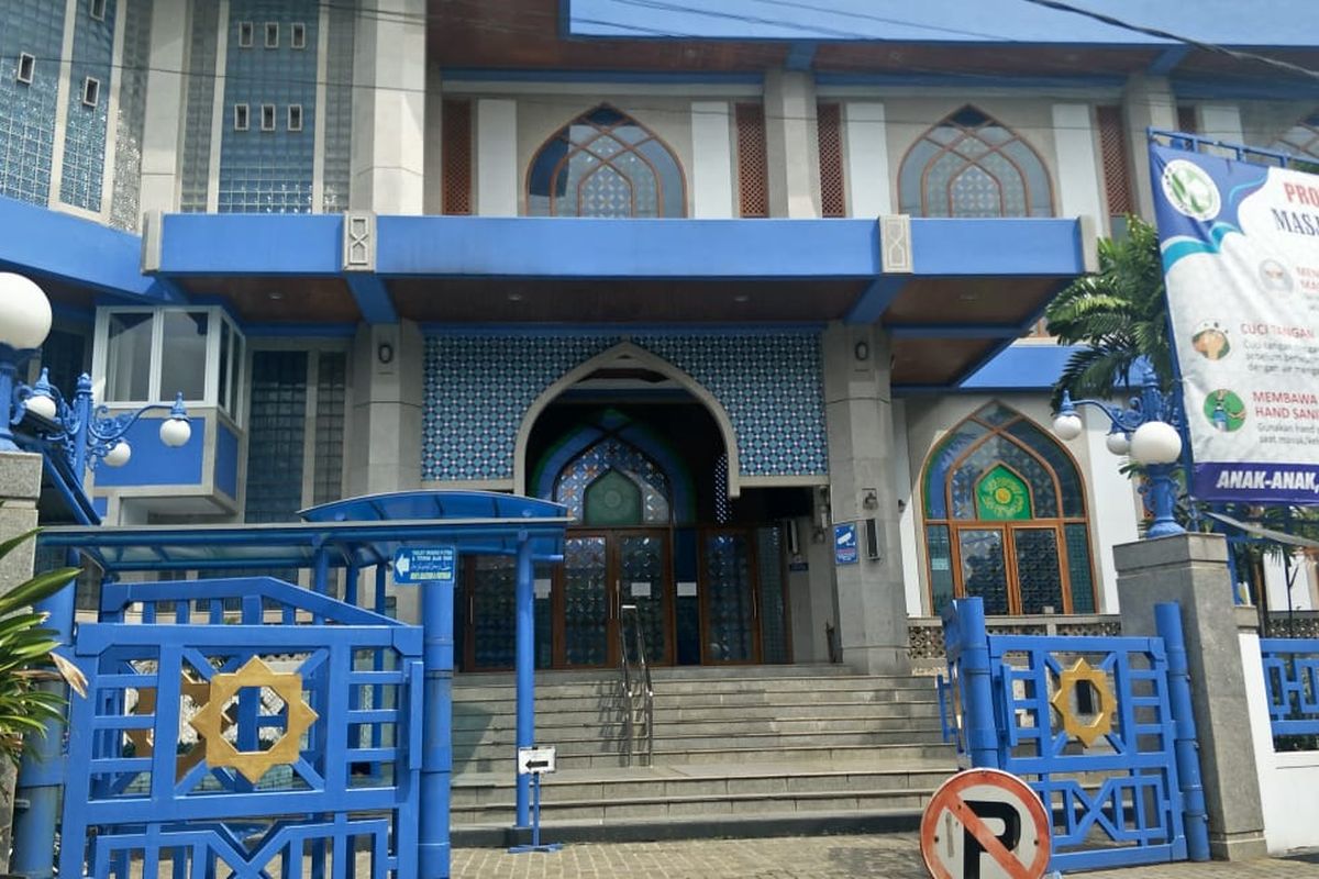 Masjid Al-Azhar, Jakasampurna, Bekasi Barat, Jumat (19/6/2020). 
