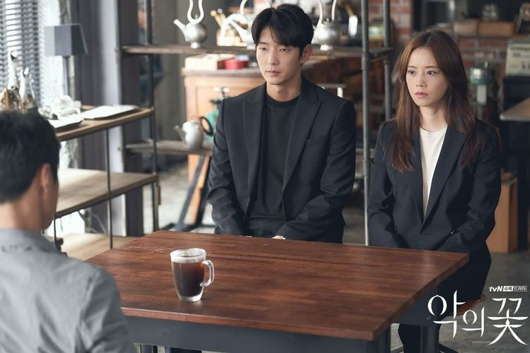 Lee Joon Gi dan Moon Chae Won dalam Flower of Evil episode 12