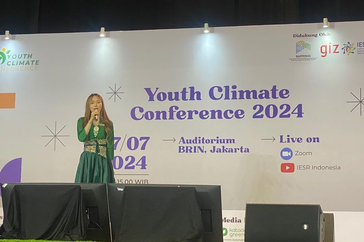 National Chairperson Gen-B Indonesia, Maya Lynn, saat menyampaikan materi Youth Climatalk dalam Youth Climate Conference 2024 di Jakarta, Sabtu (27/7/2024). 