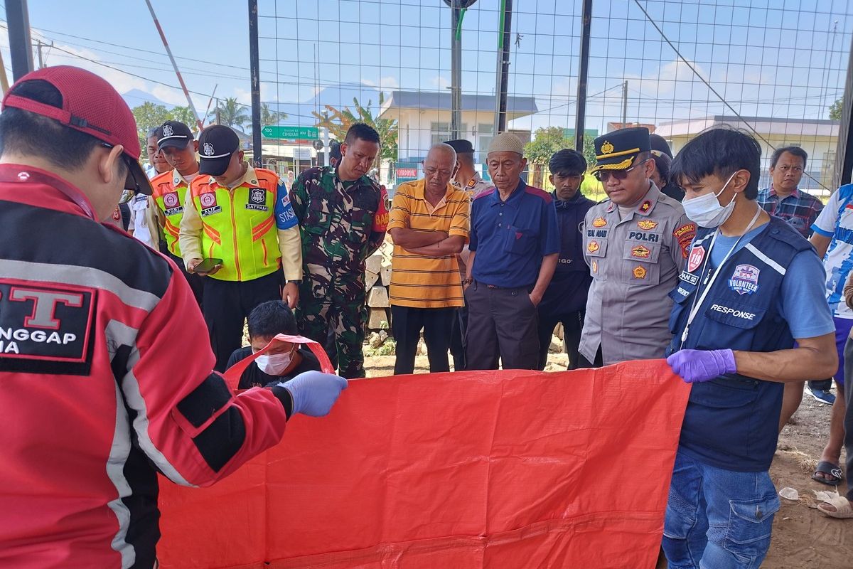 Kapolsek Cileunyi Kompol Rizal Adam saat diwawancarai usai tewasnya mahasiswa UPI lantarsn terserempet kereta api Pasundan Bandung-Surabaya, di Perlintasan dekat Stasiun Cimekar Bandung, Selasa (3/8/2024)