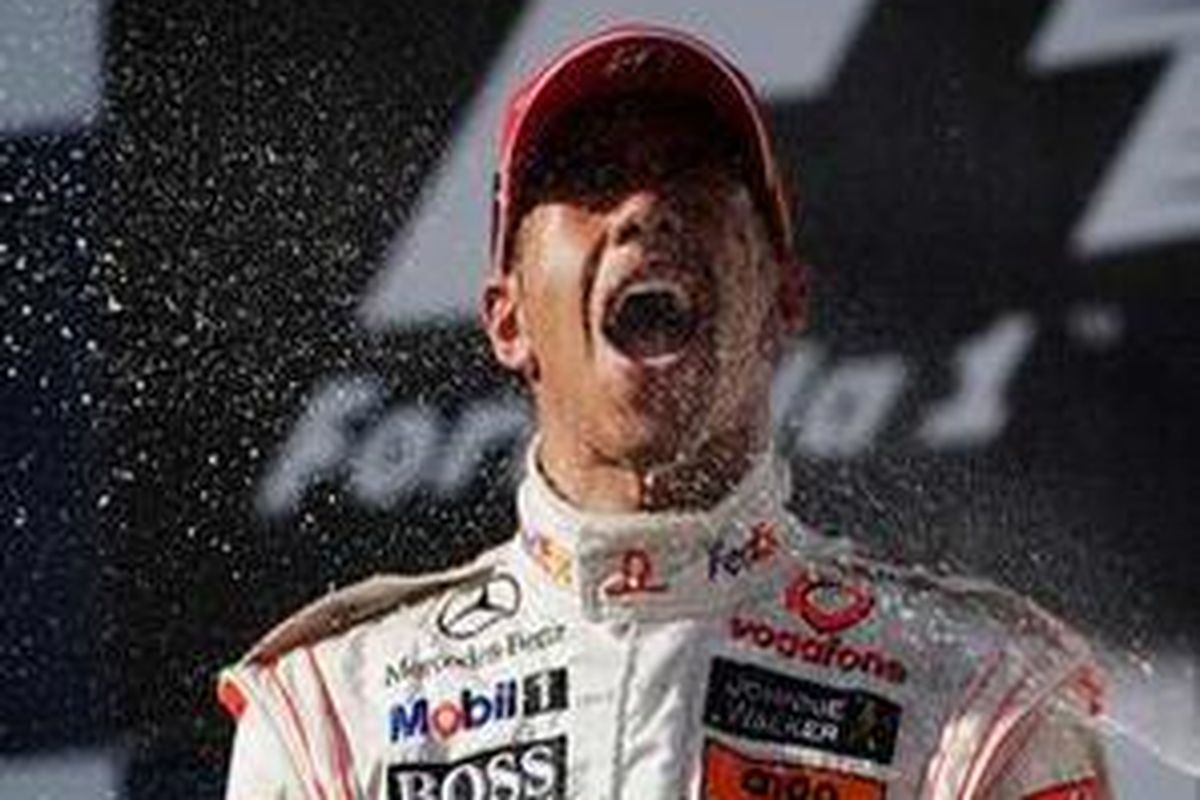 Lewis Hamiton raih gelar pertama musim balap 2008.