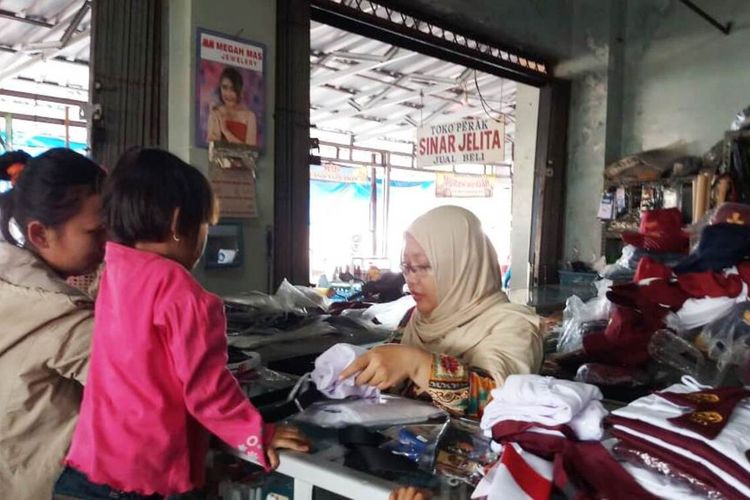 Penjualan alat dan kelengkapan untuk sekolah di Kabupaten Cianjur, Jawa Barat, masih lesu kendati jelang tahun ajaran baru sekolah. Hal ini sebagai imbas dari pemberlakukan belajar di rumah di tengah pandemi corona saat ini