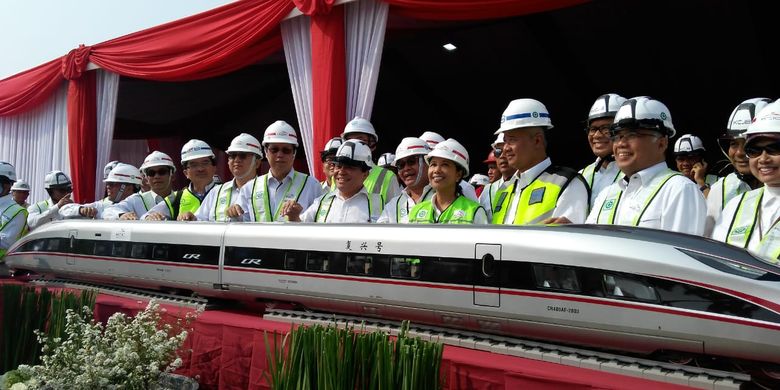 Menteri BUMN Rini M Soemarno menghadiri prosesi peletakan girder pertama proyek Kereta Cepat Jakarta-Bandung di Cikarang, Senin (30/9/2019).