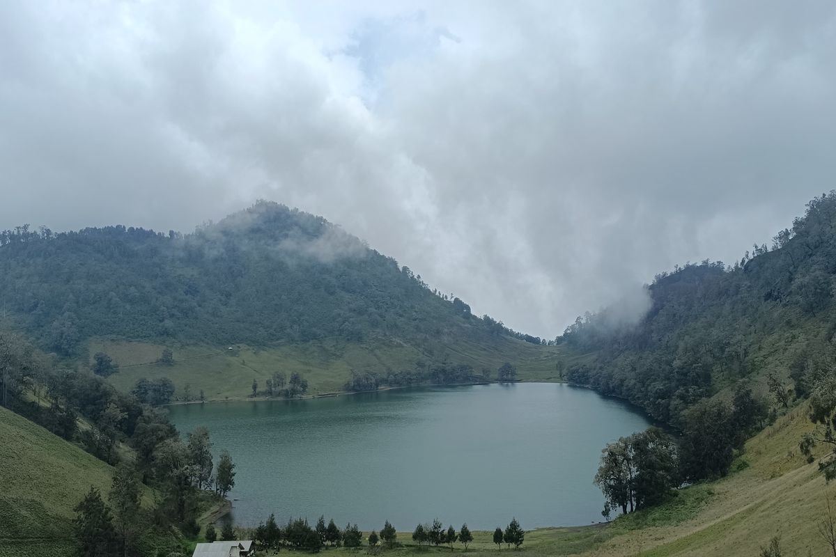 Suasana Ranu Kumbolo di lereng Gunung Semeru, Senin (23/12/2024)