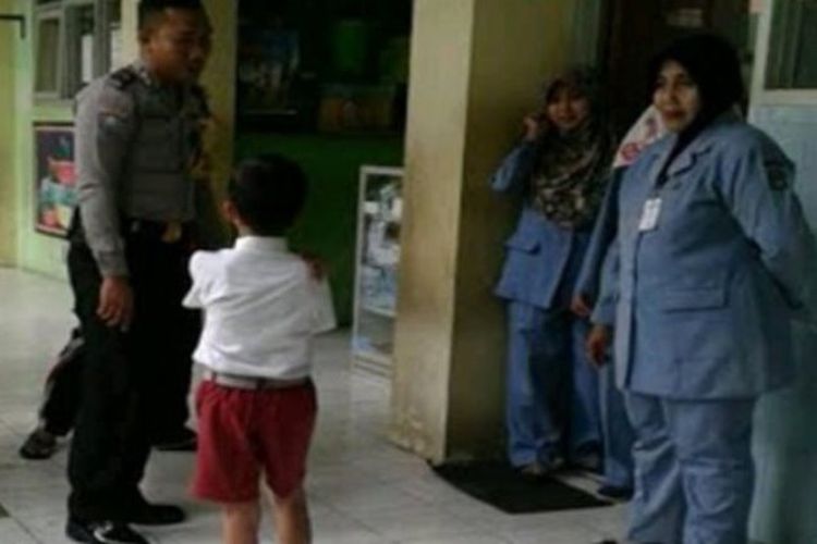 PDU, bocah SD di Surabaya, yang menggigit tangan pria yang akan menculiknya saat ditemui di sekolah. 