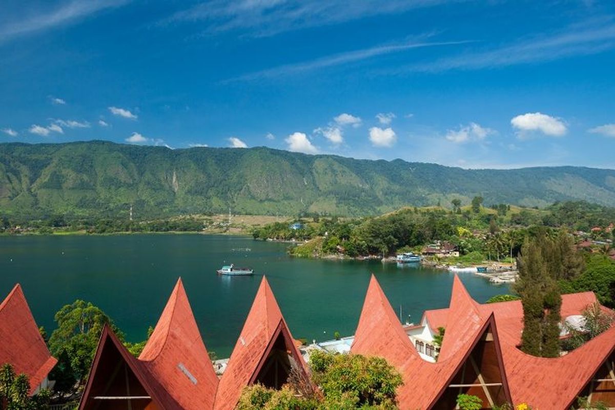 Danau Toba menjadi destinasi wisata super prioritas. 
