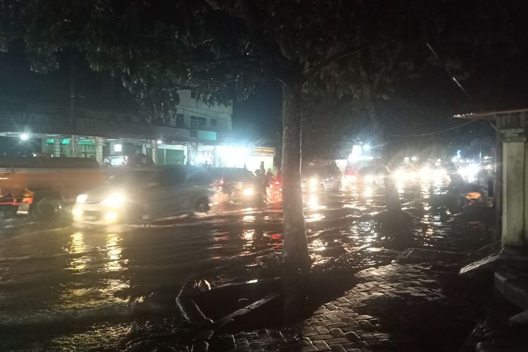 Akses jalan di Alai, Kota Padang, Sumatera Barat terganggu akibat banjir, Kamis (9/1/2020)