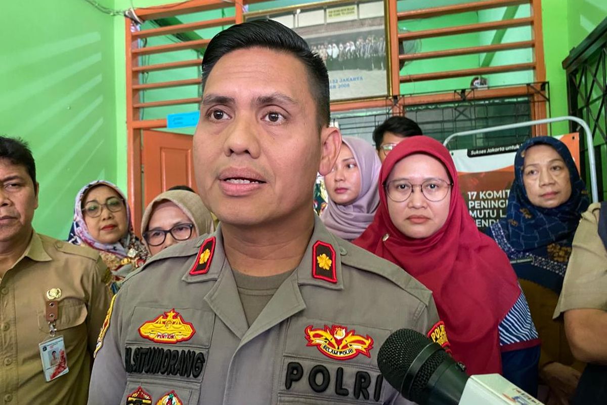 Kapolsek Cengkareng Kompol Hasoloan Situmorang menjelaskan terkait kasus kematian siswa SMPN 132 Jakarta, Cengkareng, Jakarta Barat, Selasa (10/10/2023). 