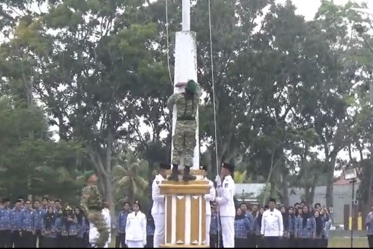 Tali Bendera Merah Putih Terlepas Saat Upacara Sumpah Pemuda, 2 Prajurit Panjat Tiang
