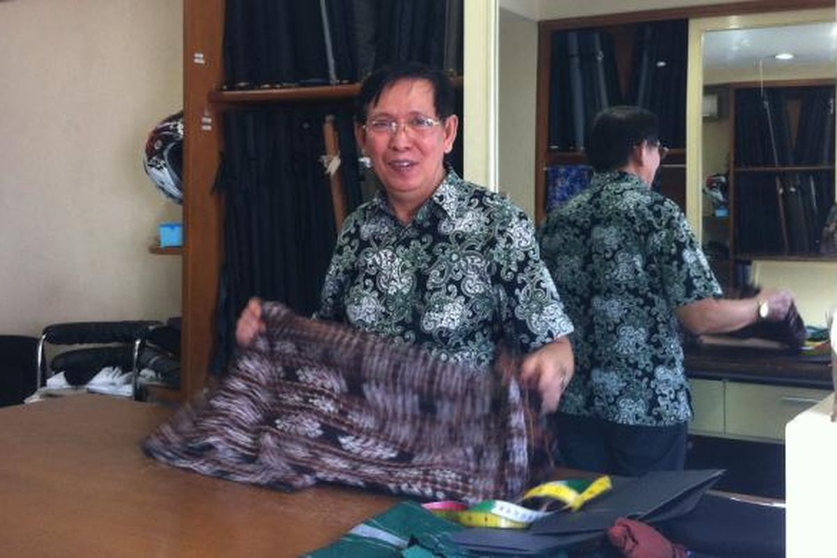 Rusman pemilik Feng Sin Tailor, penjahit pakaian para pejabat, termasuk pakaian presiden terpilih Joko Widodo dan Wakil Gubernur DKI Jakarta Basuki Tjahaja Purnama.