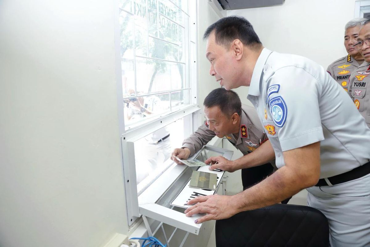 Direktur Utama Jasa Raharja Rivan A Purwantono saat melakukan melakukan kunjungan ke Samsat Digital di Terminal Leuwipanjang bersama Kepala Korps Lalu Lintas (Kakorlantas) Kepolisian Republik Indonesia (Polri), Jumat (16/02/2024). 
