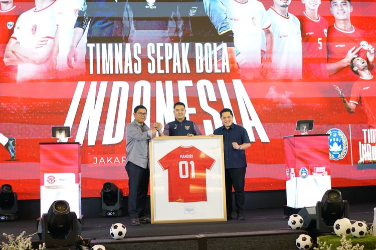 Direktur Utama Bank Mandiri Darmawan Junaidi bersama Direktur PT Garuda Sepakbola Indonesia (GSI) Marsal Masita dan Ketua Persatuan Sepakbola Seluruh Indonesia (PSSI) Erick Thohir berfoto bersama usai penandatanganan kesepakatan kemitraan antara PSSI dan Bank Mandiri di Jakarta, Jumat (23/8/2024).