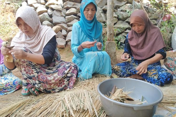 Sejumlah warga Kp. Cipicung, Desa Wangunjaya, Kabupaten Cianjur, Jawa Barat tengah mengerjakan pesanan tusuk sate yang melonjak setiap jelang perayaan Idul Adha. Sudah puluhan tahun warga setempat menekuni usaha tersebut sehingga tak ayal kampung itu dikenal dengan sebutan kampung tusuk sate