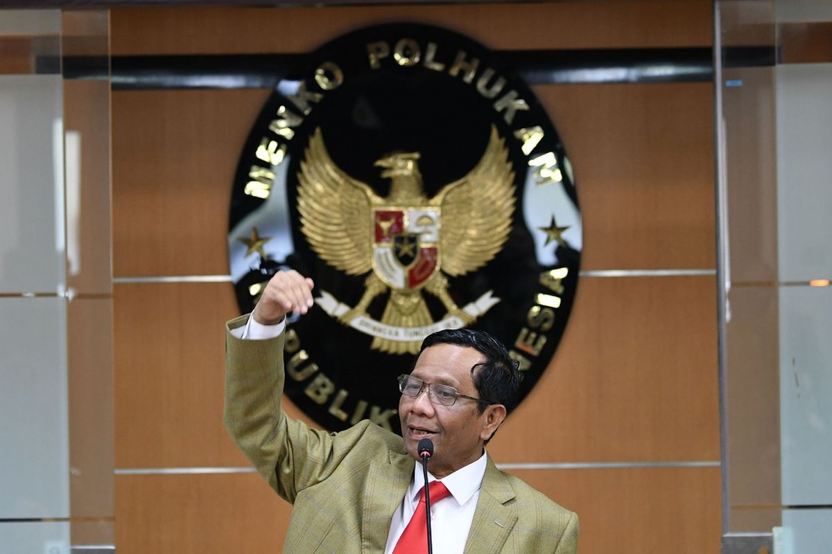 Menko Polhukam Mahfud MD memberikan keterangan pers di Kemenko Polhukam, Jakarta, Kamis (12/12/2019). Menko Polhukam menjamin keamanan dan situasi yang kondusif jelang Natal dan Tahun Baru 2020. ANTARA FOTO/M Risyal Hidayat/aww.