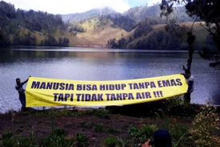 Aktivis lingkungan Banyuwangi tolak tambang Gunung Tumpang pitu dengan membentangkan spanduk di Ranu Kumbolo