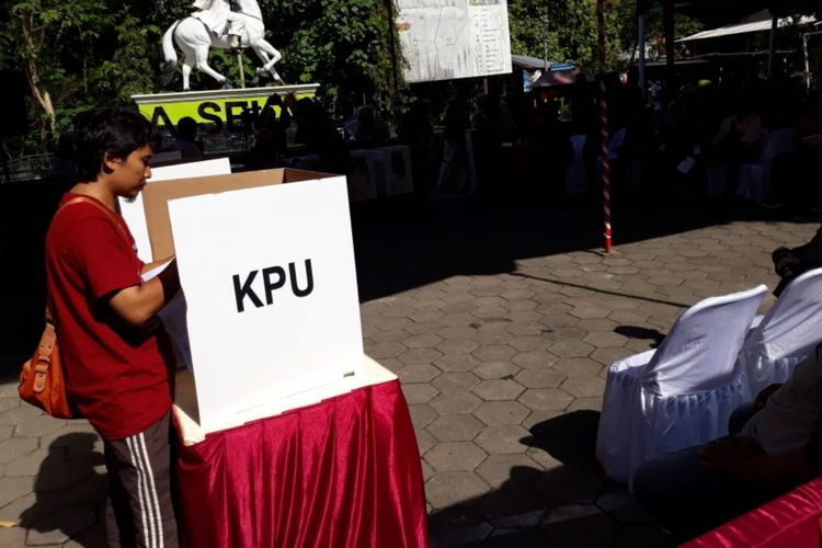 Komisi Pemilihan Umum (KPU)RI menggelar simulasi nasional pemungutan dan penghitungan di area parkir Gua Selarong, Kecamatan Pajangan, Bantul, Yogyakarta, Sabtu (9/3/2019)