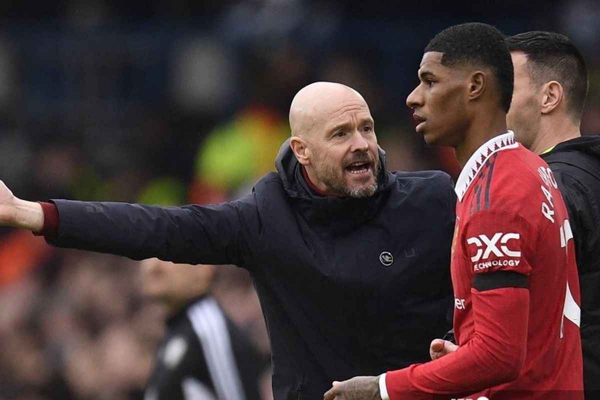 Erik ten Hag memberi instruksi kepada Marcus Rashford dalam laga pekan ke-23 Liga Inggris antara Leeds vs Man United di Elland Road, 12 Februari 2023. (Photo by Oli SCARFF / AFP). Terkini, Marcus Rashford dkabarkan cedera menjelang final Piala Liga Inggris melawan Newcastle United. Erik ten Hag harap-harap cemas menunggu hasil pemeriksaan sang pemain.