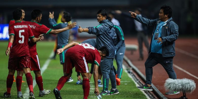 Pemain timnas Indonesia U-19 merayakan gol bersama pelatih saat melawan timnas Kamboja U-19 di Stadion Patriot Candrabaga, Bekasi, Jawa Barat, Rabu (4/10/2017). Timas Indonesia U-19 menang 2-0 melawan Timnas Kamboja U-19.