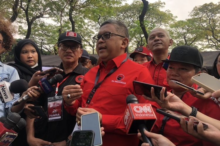 Sekjen PDI-P Hasto Kristiyanto di kompleks Gelora Bung Karno (GBK), Senayan, Jakarta, Sabtu (24/6/2023). 