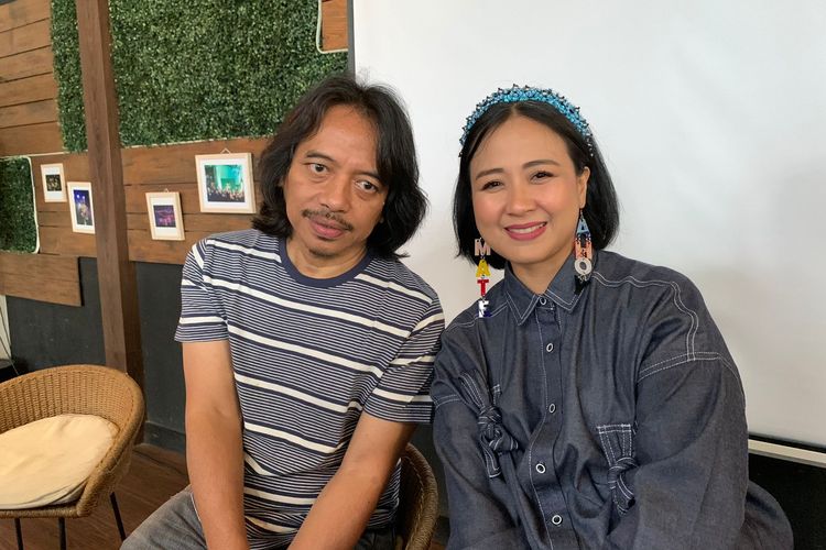 Dewa Budjana dan Astrid Astiasari saat jumpa pers peluncurkan lagu religi Lillahi Ta'ala di kawasan Kemang, Jakarta Selatan, Selasa (28/2/2023).