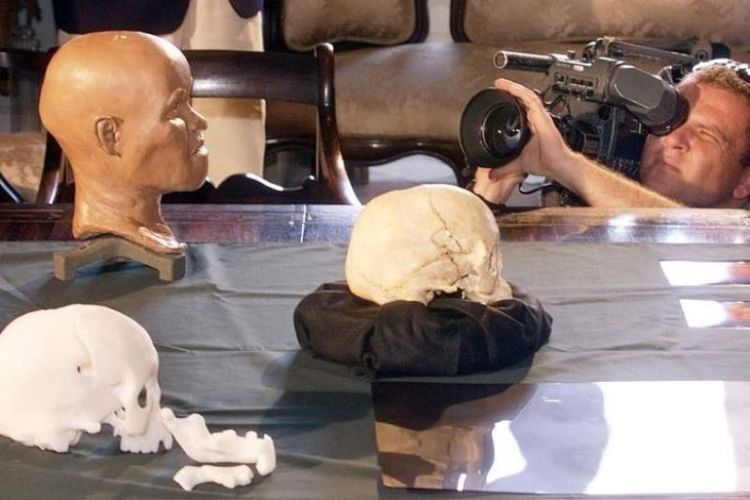 Gambar ini diambil pada 20 September 1999 memperlihatkan seorang juru kamera merekam rekonstruksi kepala manusia pertama di Brasil yang diberi nama Luzia. (AFP)
