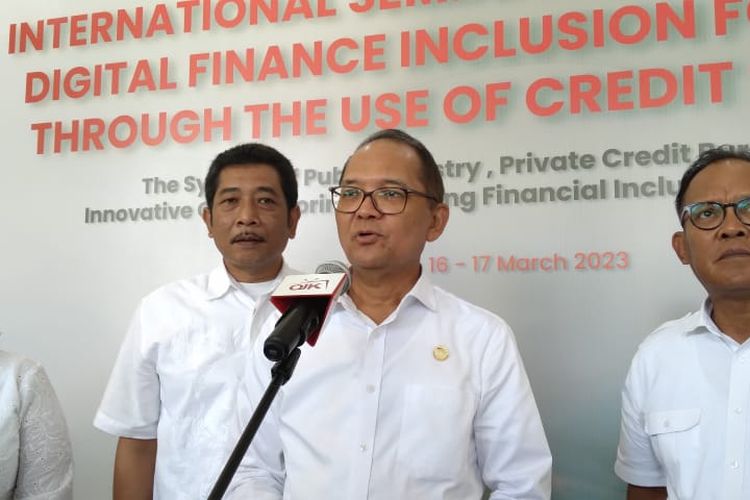 Kepala Eksekutif Pengawas Industri Keuangan Non-Bank (IKNB) OJK Ogi Prastomiyono di Bali, Kamis (16/3/2023)