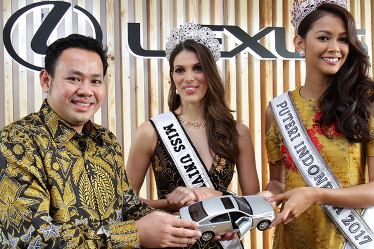 Miss Universe 2016 Iris Mittenaere (tengah) ditemani Puteri Indonesia 2017 Bunga Jelitha Ibrani (kanan) dan Adrian Tirtadjaja, General Manager Lexus Indonesia.