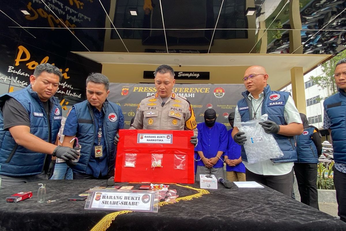 Polisi menangkap Ketua Bawaslu Bandjng Barat Riza Nasrul Falah saat pesta sabu di Cililin, Bandung Barat, Jumat (5/3/2025).