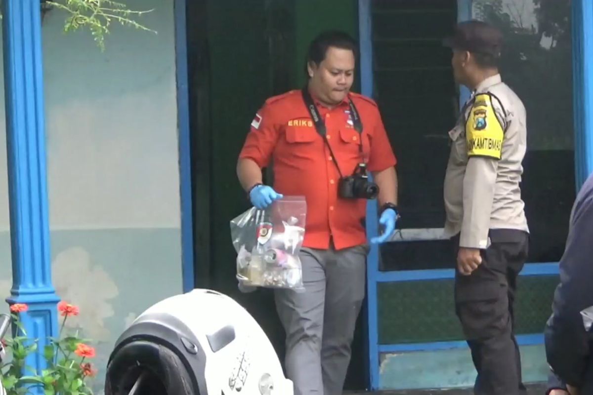 #---Tim Inafis Satreskrim Polres Tulungagung, membawa sejumlah barang bukti dari lokasi anak meninggal dunia di dalam kamar rumahnya, di Desa Kepuhrejo Kecamatan Ngantru Tulungagung, Kamis (01/02/2024)---#