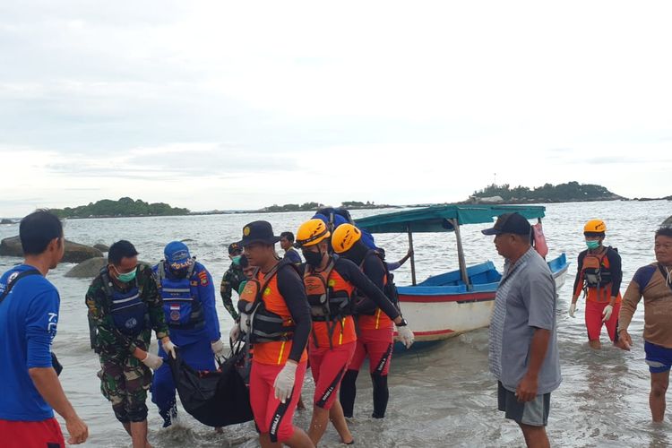 Jasad Ridwan dievakuasi di Pantai Penyusuk Bangka, Jumat (6/5/2022).