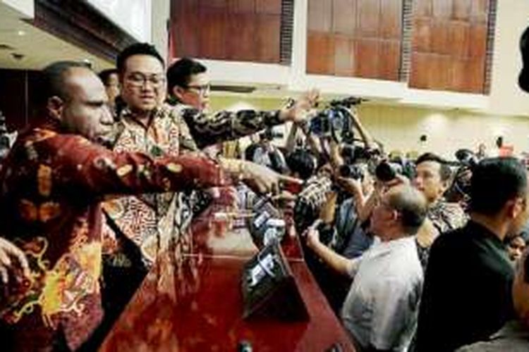 Sejumlah anggota DPD bersitegang dalam Sidang Paripurna DPD di Kompleks Parlemen, Jakarta (17/3), setelah Ketua DPD Irman Gusman tidak bersedia menandatangani draf perubahan Tata Tertib DPD, salah satunya berisi pengurangan masa jabatan pimpinan dari 5 tahun menjadi 2 tahun 6 bulan. 