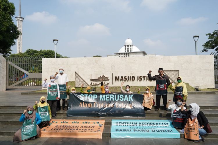 Komunitas lintas agama di Indonesia mendesak pemerintah agar peduli dan serius menangani krisis iklim. Pada Minggu (17/10/2021) kemarin, para tokoh lintas agama itu melakukan aksi unjuk rasa di depan Masjid Istiqlal dan Gereja Katedral, Jakarta Pusat, guna menyampaikan pesan mereka. 