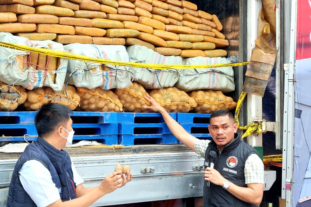 Satres Narkoba Polres Metro Jakarta Barat memperlihatkan truk pendingin berisi 304 kilogram ganja yang disembunyikan di antara karung kentang, Jumat (16/9/2022).