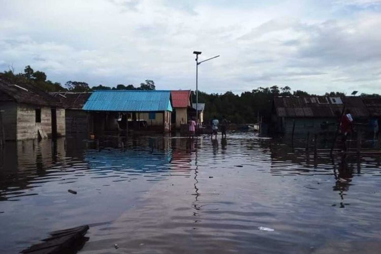Banjir rob yang dipicu oleh gelombang pasang menerjang sejumlah desa di Kabupaten Kepulauan Aru, Maluku, Selasa (7/12/2021)