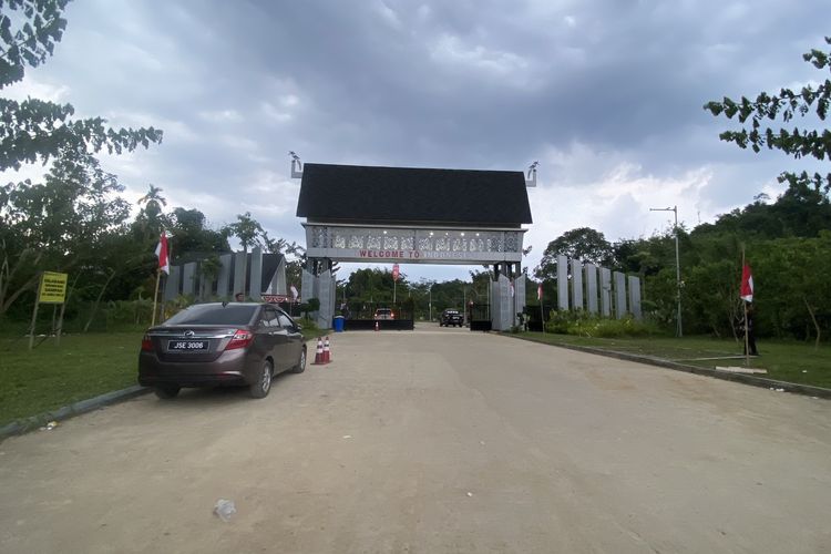 Diantar Hujan Menuju Jagoi Babang di Ujung Indonesia