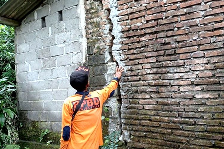 Petugas dari BPBD Kabupaten Blitar menunjuk kerusakan rumah warga di Desa Plumbangan, Kecamatan Doko, Kabupaten Blitar akibat gempa Bantul pada Jumat lalu, Minggu (2/7/2023)