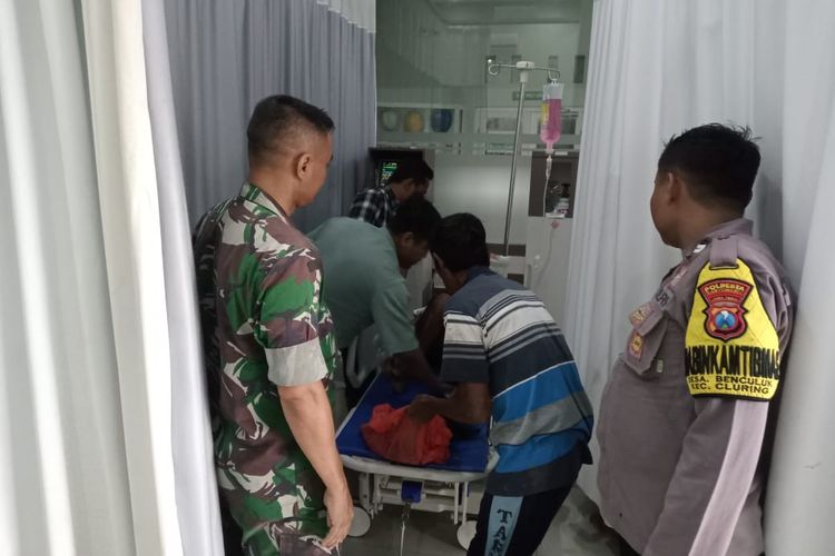 Salah satu dari enam petani yang menjadi korban sambaran petir tengah mendapat penangan di rumah sakit.  