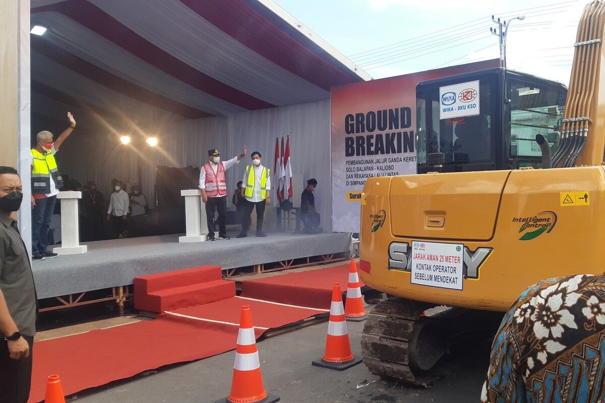 Menteri Perhubungan Budi Karya Sumadi, Gubernur Jawa Tengah Ganjar Pranowo, dan Wali Kota Solo Gibran Rakabuming Raka dalam peletakan batu pertama pembangunan jalur ganda Kereta Api Solo - Semarang Fase 1 (Solo Balapan - Kadipiro - Kalioso) di Simpang Joglo, Kadipiro, Banjarsari, Solo, Jawa Tengah, Sabtu (8/1/2022).