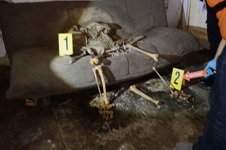 Kerangka manusia ditemukan sedang duduk di sofa sebuah kosong di Bandung, Jawa Barat.