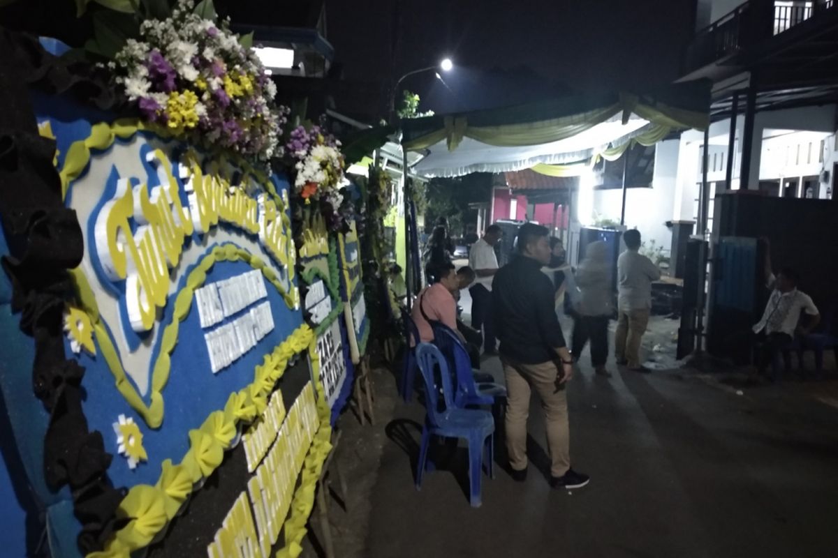 Suasana rumah duka Bripka Denny Setiadi, salah satu korban kerusuhan di Mako Brimob Depok Rabu (9/5/2018)