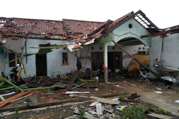 Angin puting beliung yang melanda Kecamatan Rancaekek, Kabupaten Bandung, Jawa Barat, pada Jumat (11/1/2019) sore, merusak puluhan rumah di Perumahan Rancaekek Permai 2, Desa Jelegong.