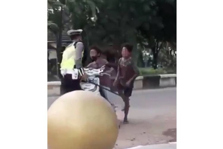 Tangkapan layar video yang menampilkan seorang bocah mengamuk dengan membanting sepeda motornya ketika akan ditilang oleh polisi di Tapin, Kalimantan Selatan.