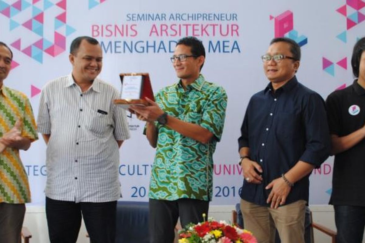 Sandiaga Uno, pendiri PT Saratoga Investama Sedaya, bersama-sama anggota Badan Pertimbangan Organisasi DPP REI, Pribudhi Tasman, serta Ketua Departemen Arsitektur UI Prof Yandi Andri Yatmo, usai acara seminar Archipreneur: Bisnis Arsitektur Menghadapi MEA di Kampus FTUI, Depok, Sabtu (20/2/2016) lalu.  