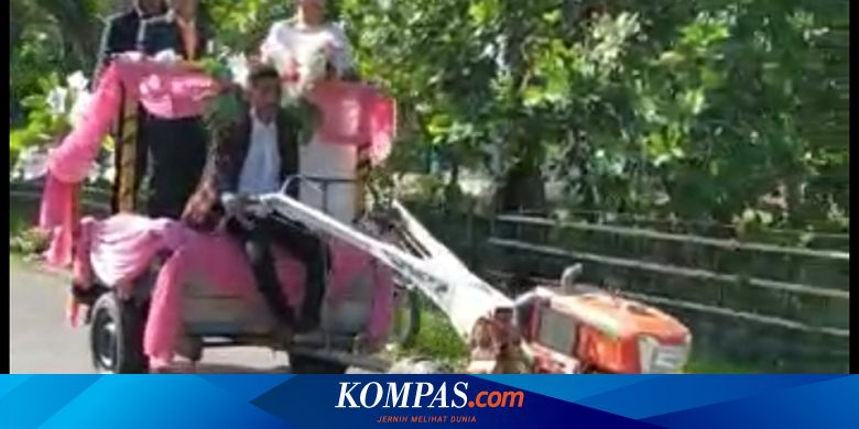 Tak Perlu Kendaraan Mewah, Naik Traktor Pun Pasangan Pengantin Ini Sudah Bahagia
