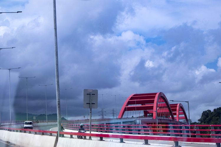 Jembatan merah, jembatan pelengkung baja terpanjang Papua yang menjadi jembatan simbol pemersatu dan semangat untuk membangun tanah Papua.