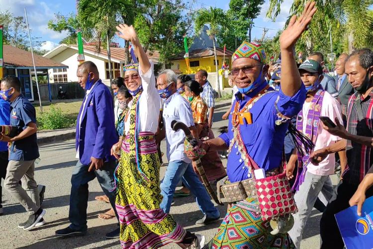 Pasangan calon bupati Timor Tengah Utara (TTU), Nusa Tenggara Timur (NTT), yang diusung Partai Nasdem Kristiana Muki-Yosef Tanu (Kita Sehati), berjalan kami sambil mengenakan busana adat, menuju Kantor KPU untuk mendaftar